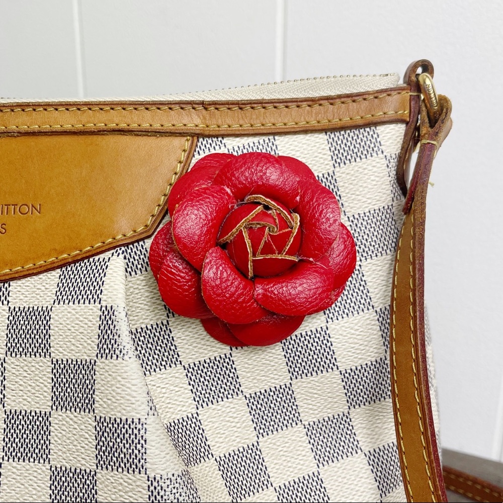 Camellia Flower Vegan Leather Magnetic Bag Charm - Picture 6 of 10